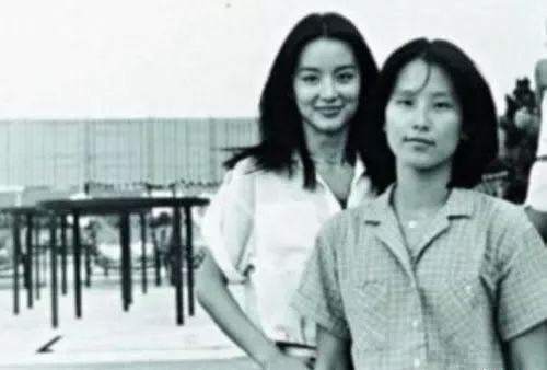 百歲姐姐探望94歲妹妹，世紀間的深情拉扯